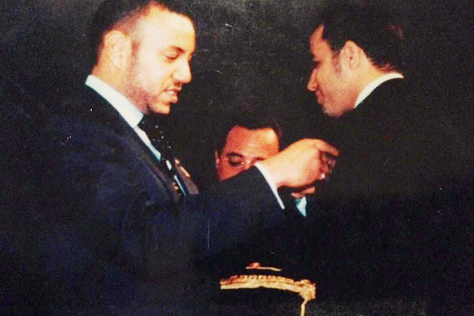 Abdelmoula Ratibe recevant une distinction officielle de la part du roi du maroc mohammed 6