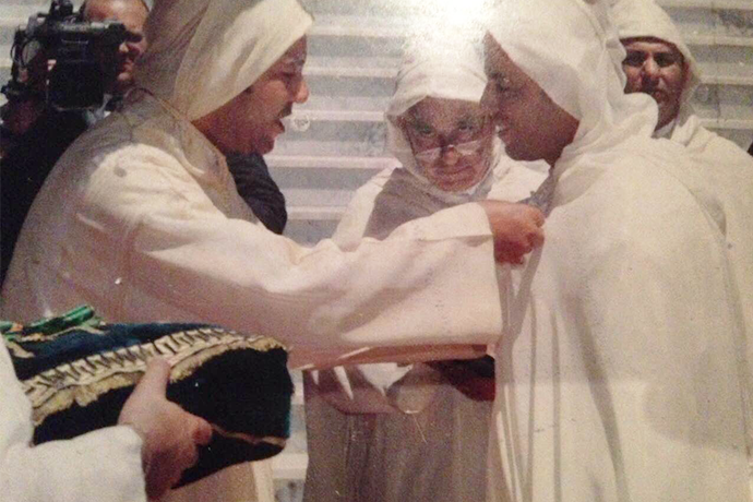 Abdelmoula Ratibe recevant une distinction officielle de la part du roi du maroc mohammed 6
